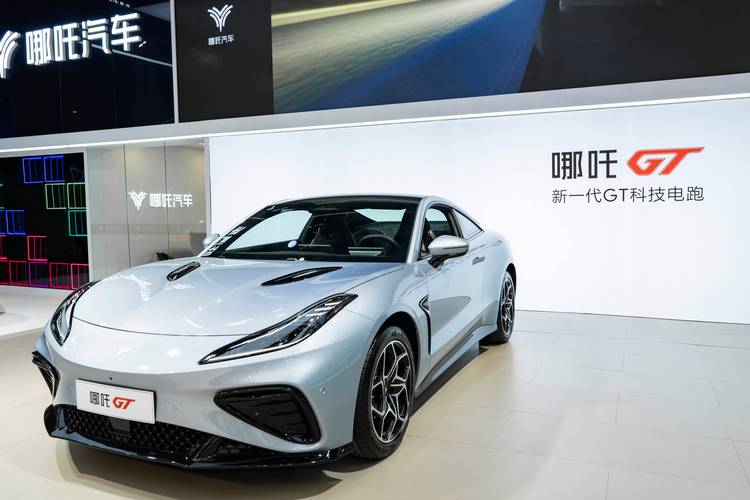 重庆161哪吒汽车在智能汽车领域的表现，领途汽车在新能源汽车市场中的影响力